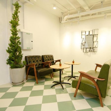 Хостел Folk Poshtel Asok Бангкок Экстерьер фото