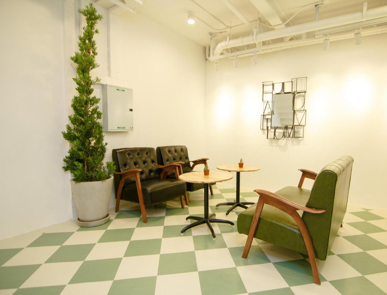 Хостел Folk Poshtel Asok Бангкок Экстерьер фото