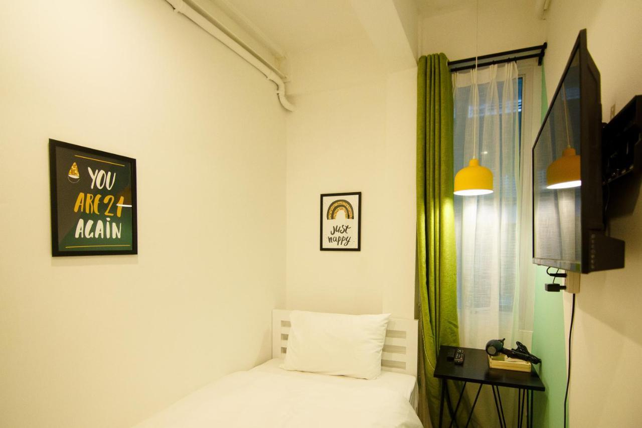 Хостел Folk Poshtel Asok Бангкок Экстерьер фото