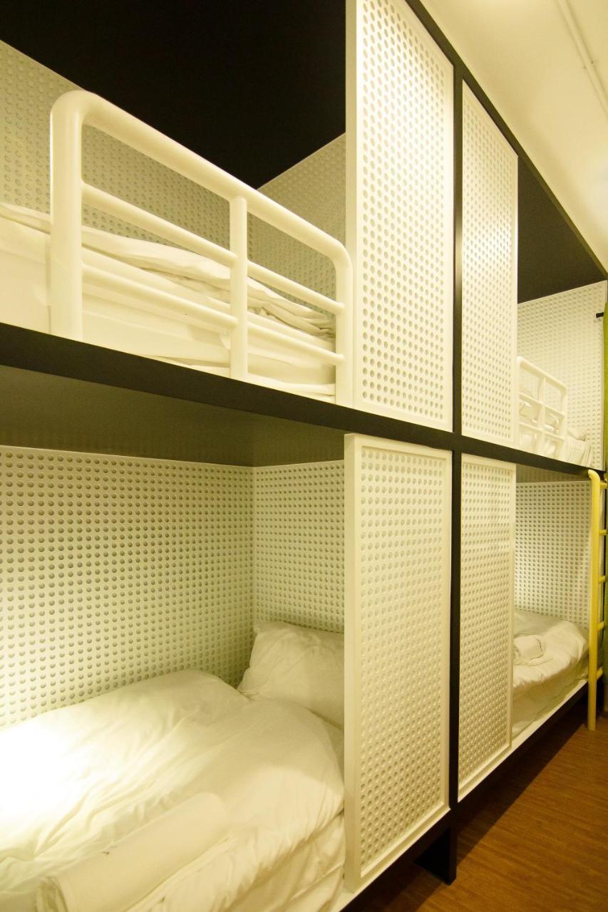 Хостел Folk Poshtel Asok Бангкок Экстерьер фото