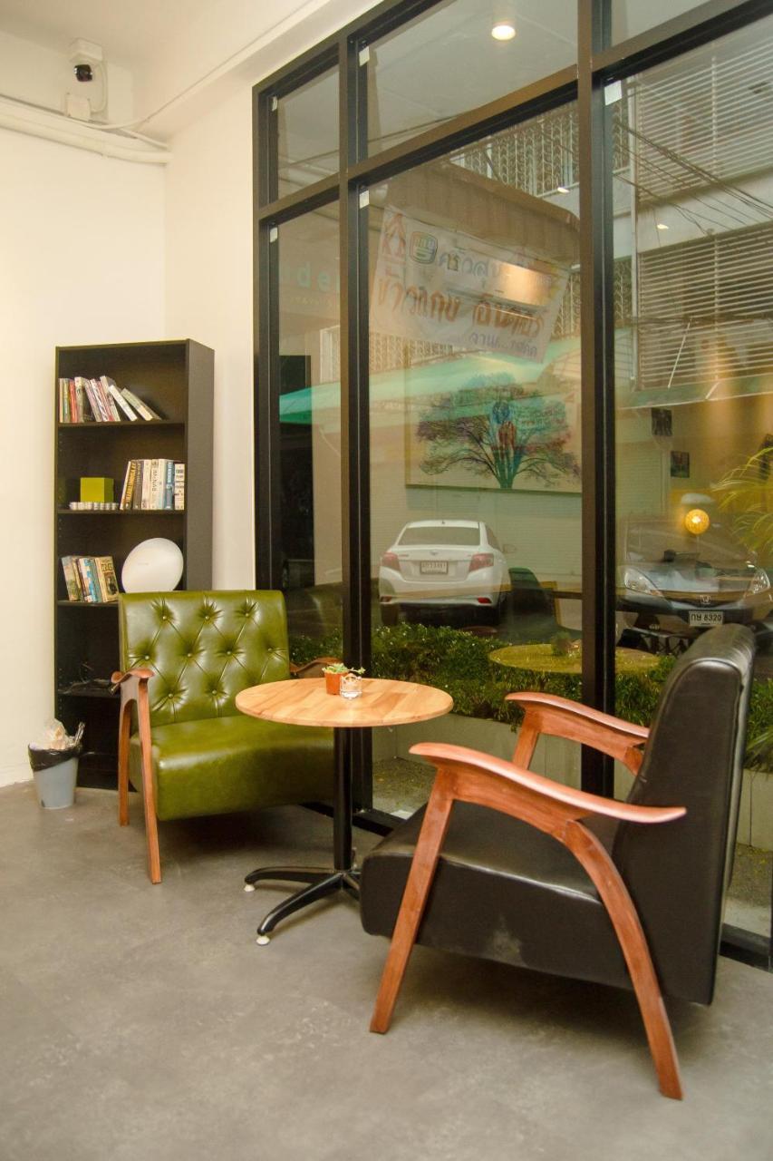 Хостел Folk Poshtel Asok Бангкок Экстерьер фото