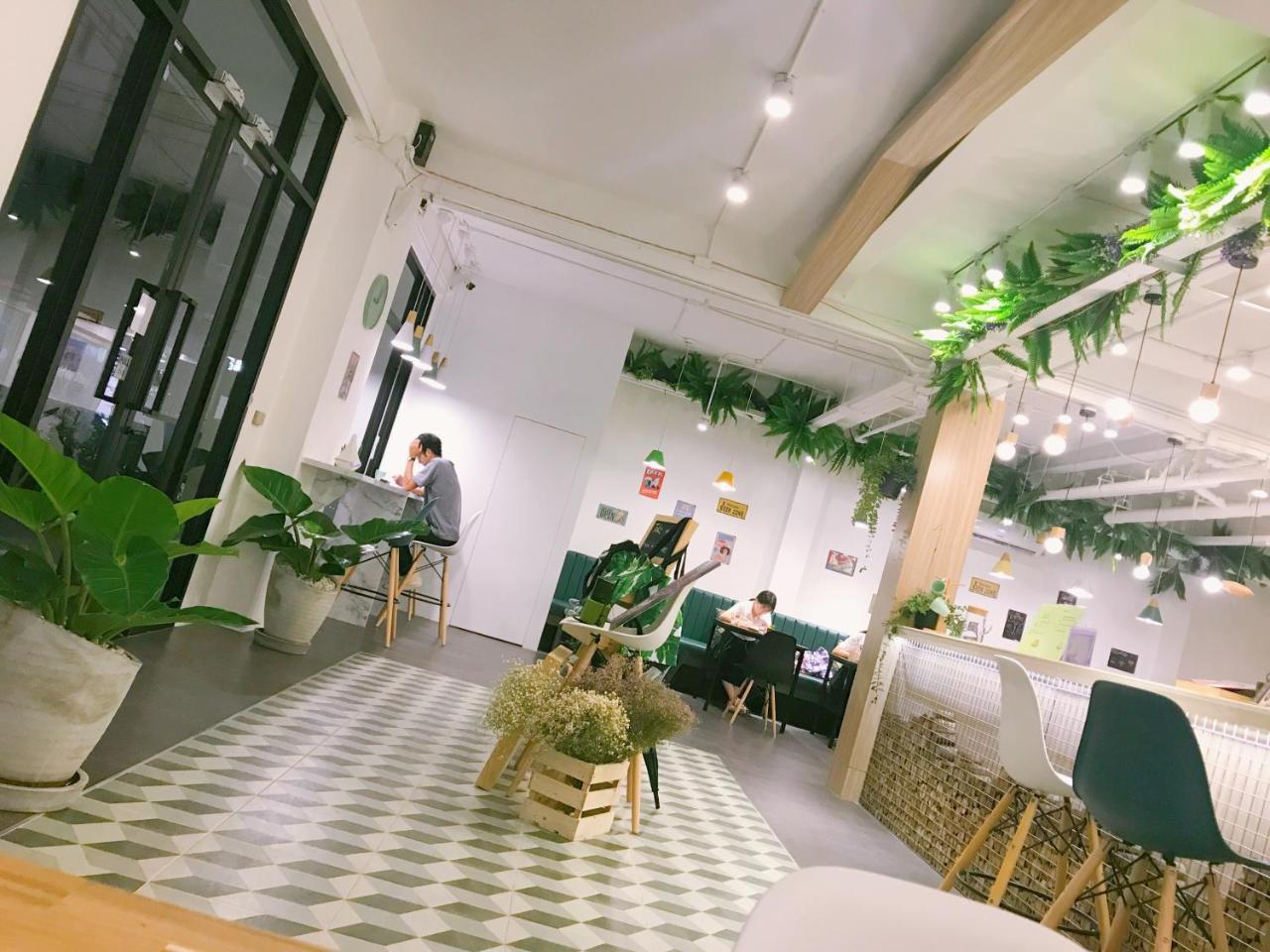 Хостел Folk Poshtel Asok Бангкок Экстерьер фото
